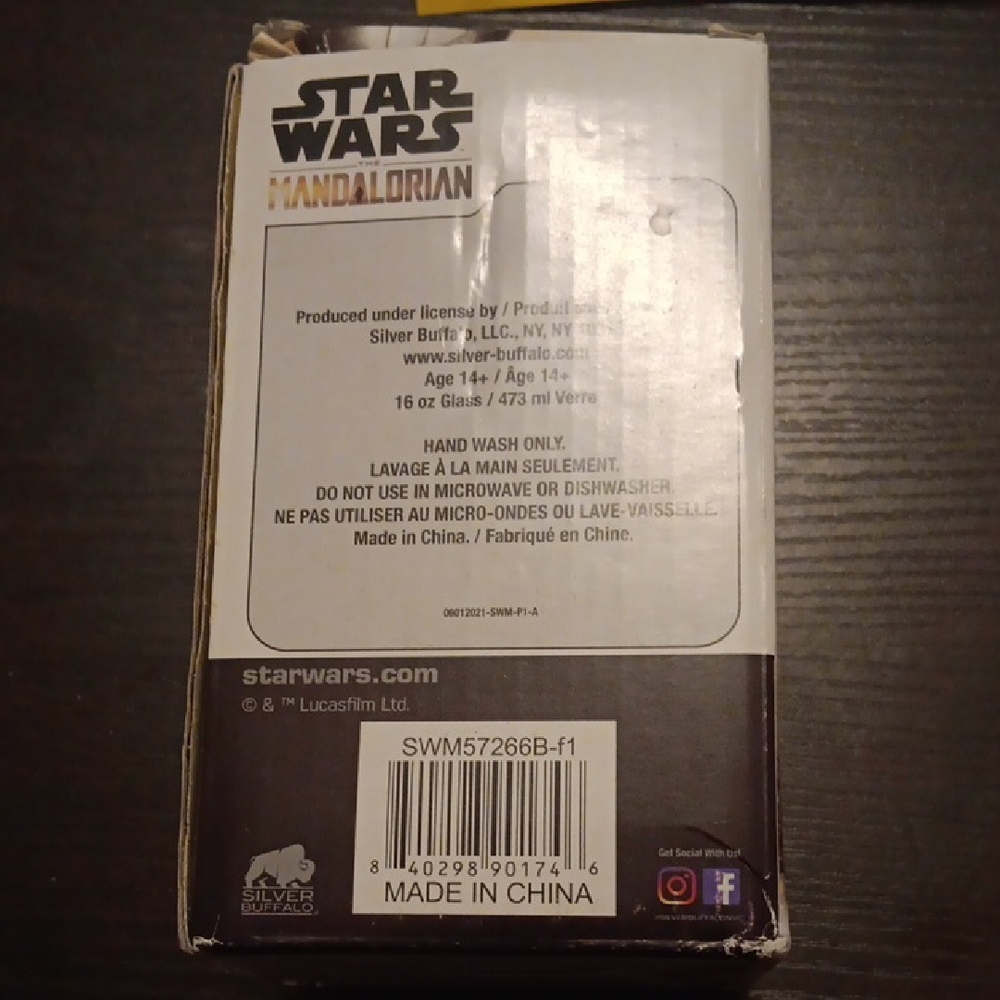 Star Wars Mandalorian Baby Yoda Glass with Blue and Green Design (NIB) - Picture 2 of 2